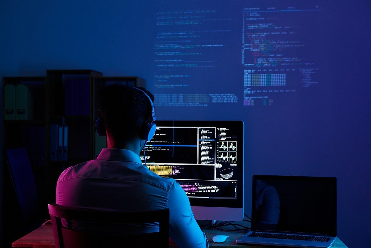 software-developer-web-developer-programmer-6521720.jpg
